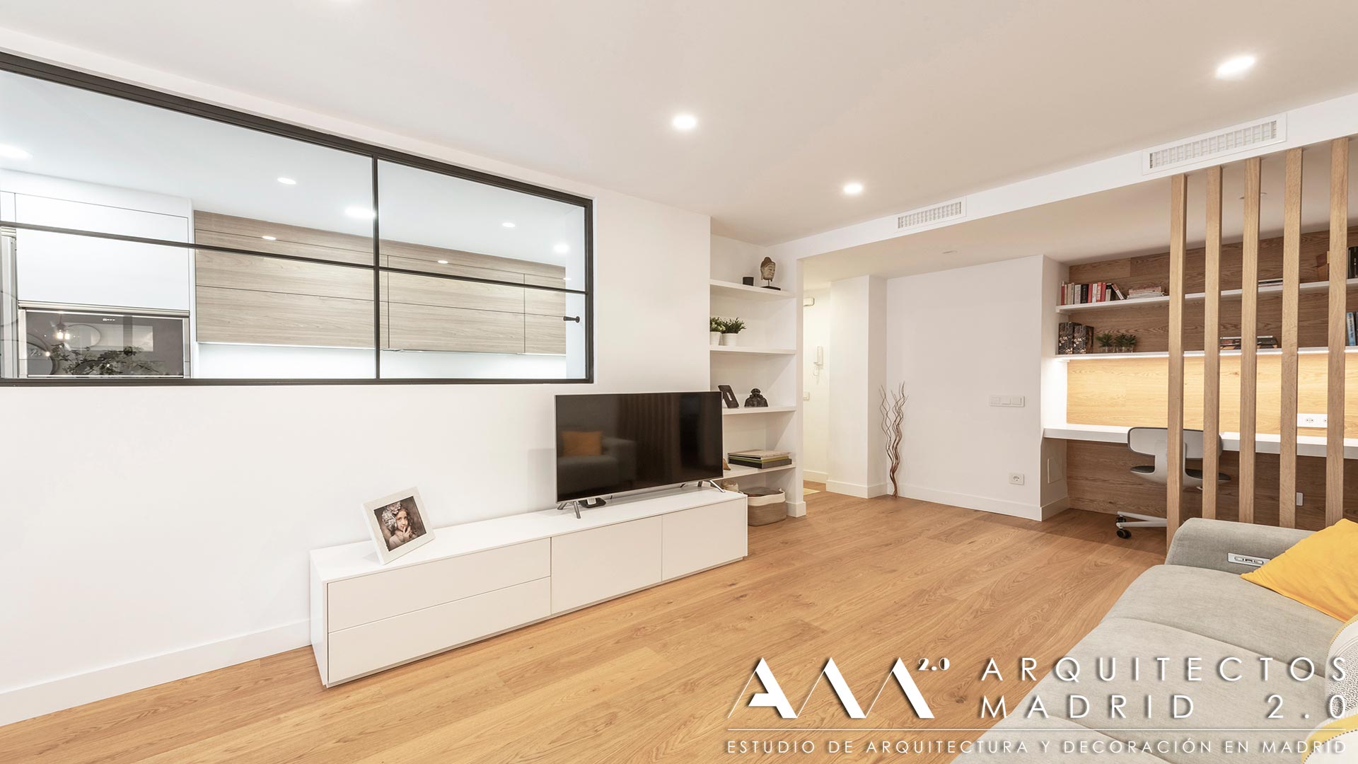 Salón reformado con cocina acristalada y despacho integrado en vivienda de 100 m² en Las Rosas, Madrid