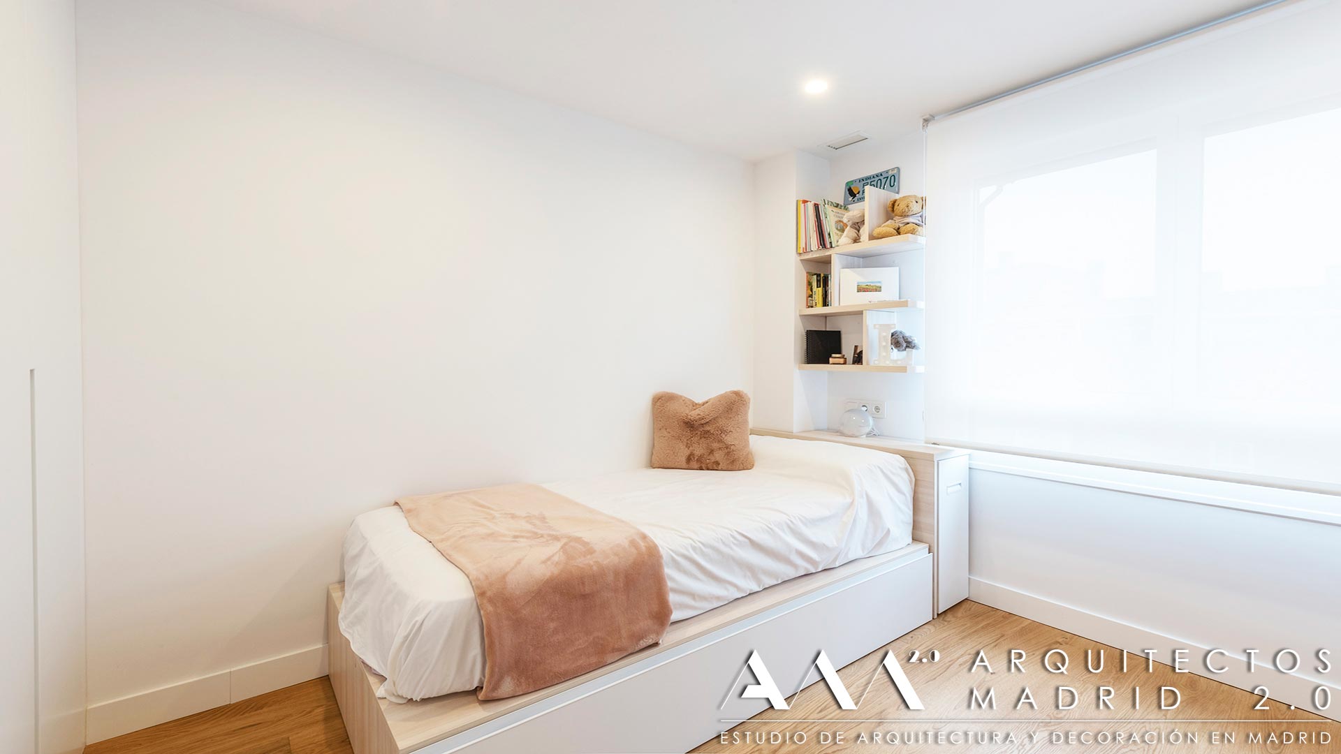 Segundo dormitorio con cama y almacenamiento a medida tras la reforma integral de una vivienda en Las Rosas, Madrid