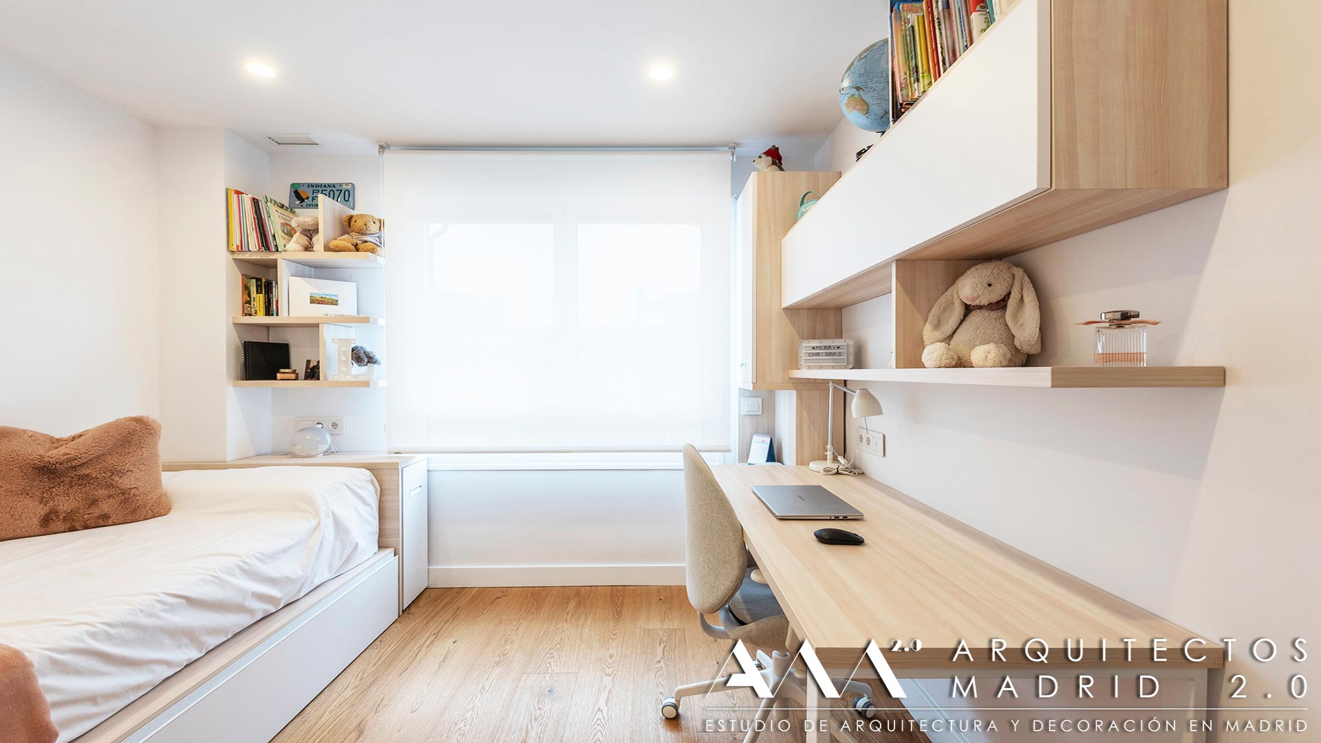 Dormitorio con escritorio, estanterías y mobiliario a medida en vivienda reformada de 100 m² en Las Rosas, Madrid