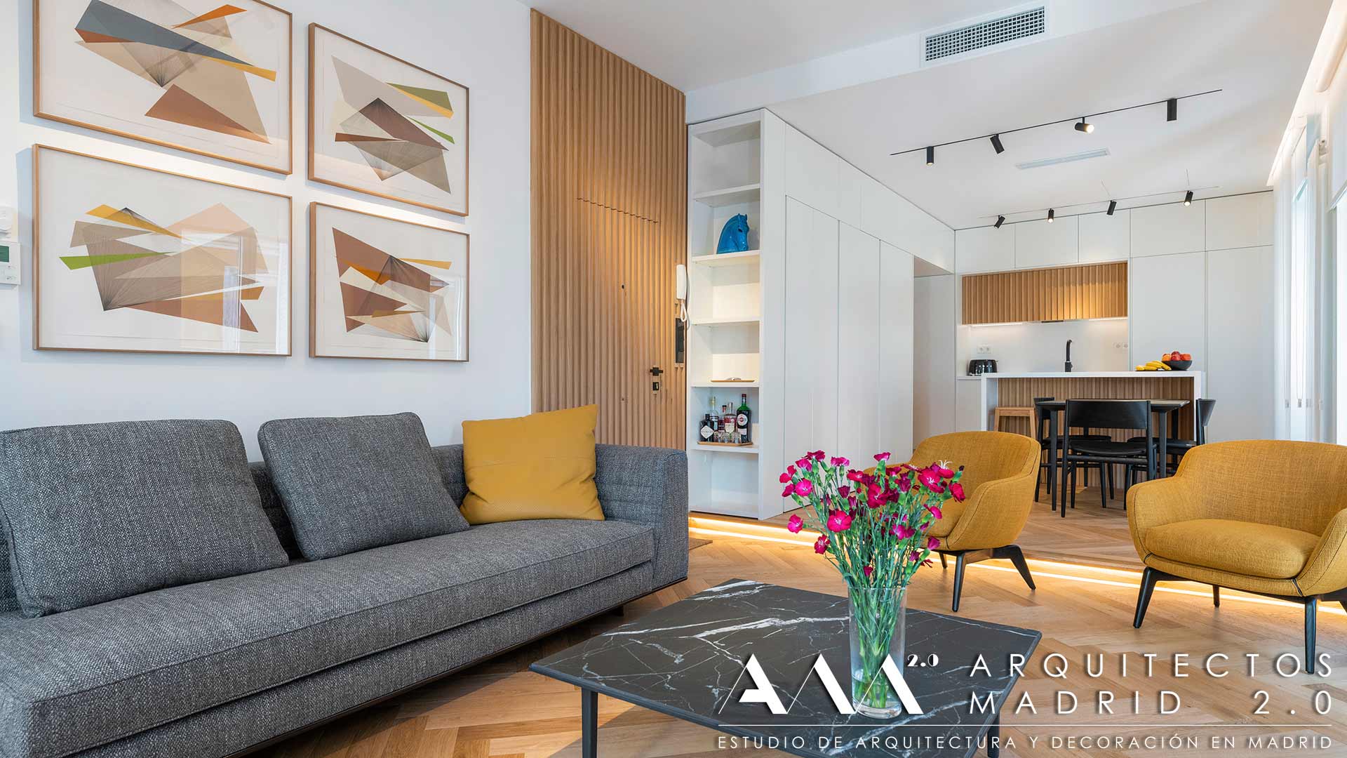 Salón y cocina después de la reforma integral de un piso de 50 m² en Malasaña, Madrid Centro