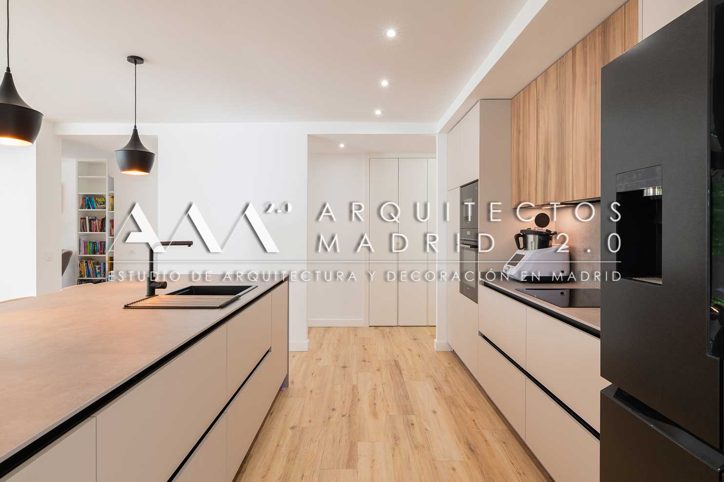 Detalle de isla de cocina con fregadero y grifería negra en reforma integral de vivienda familiar