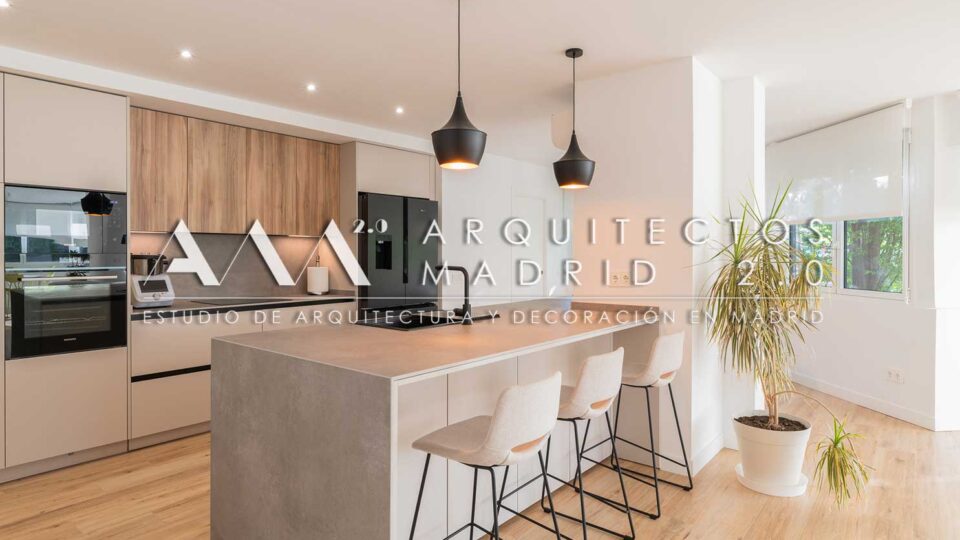 reforma-integral-piso-madrid-chamartin-cocina-isla-madera-horno-columna-15