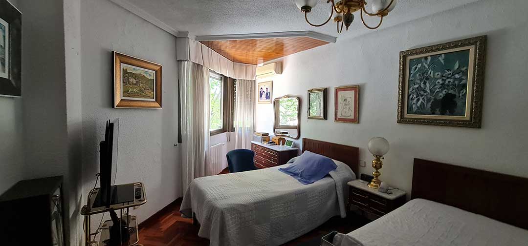 Estado previo de uno de los dormitorios de la vivienda familiar antes de la reforma en Chamartín