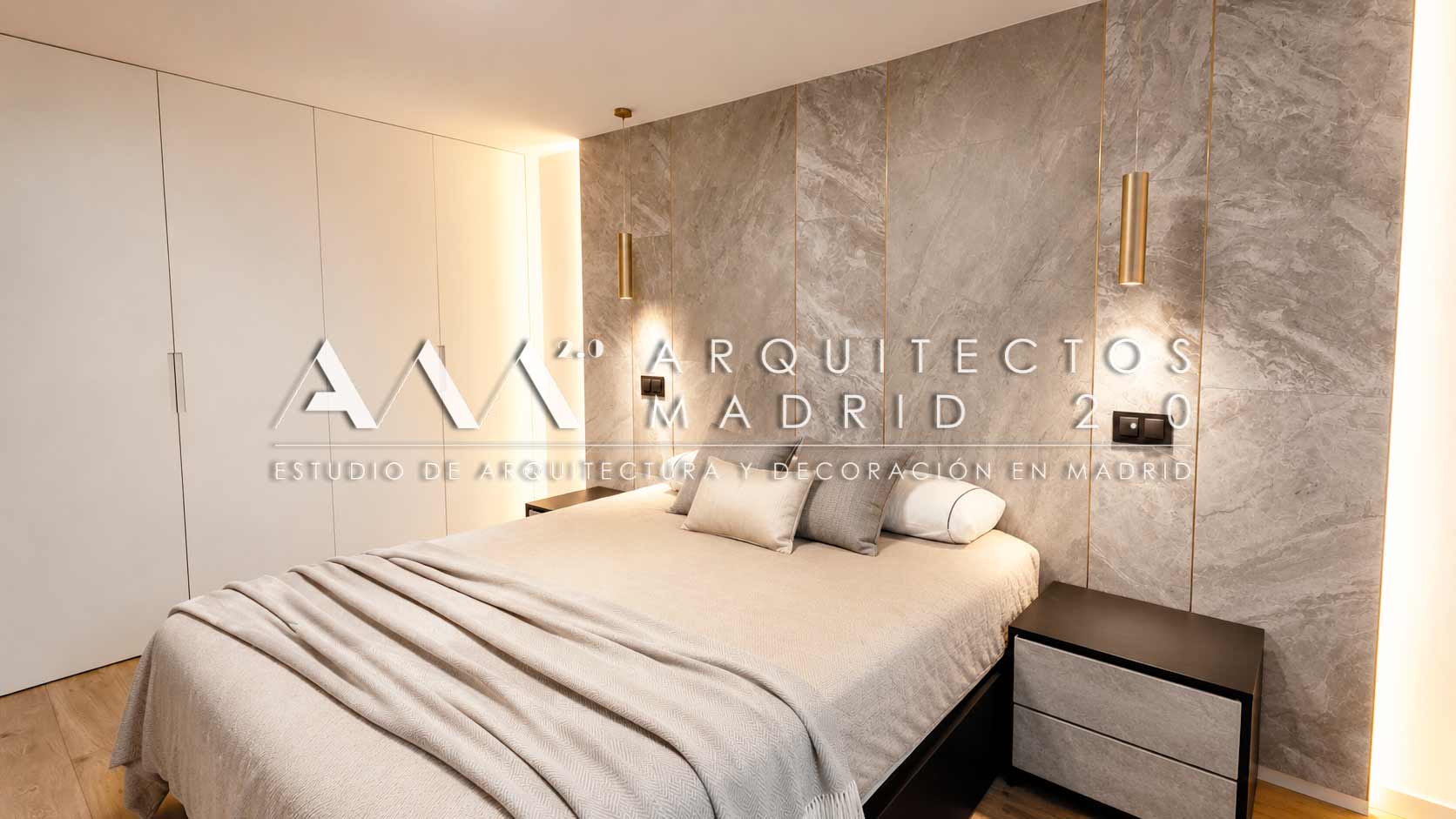 Dormitorio principal con armarios a medida y cabecero mineral en un chalet reformado en Boadilla del Monte