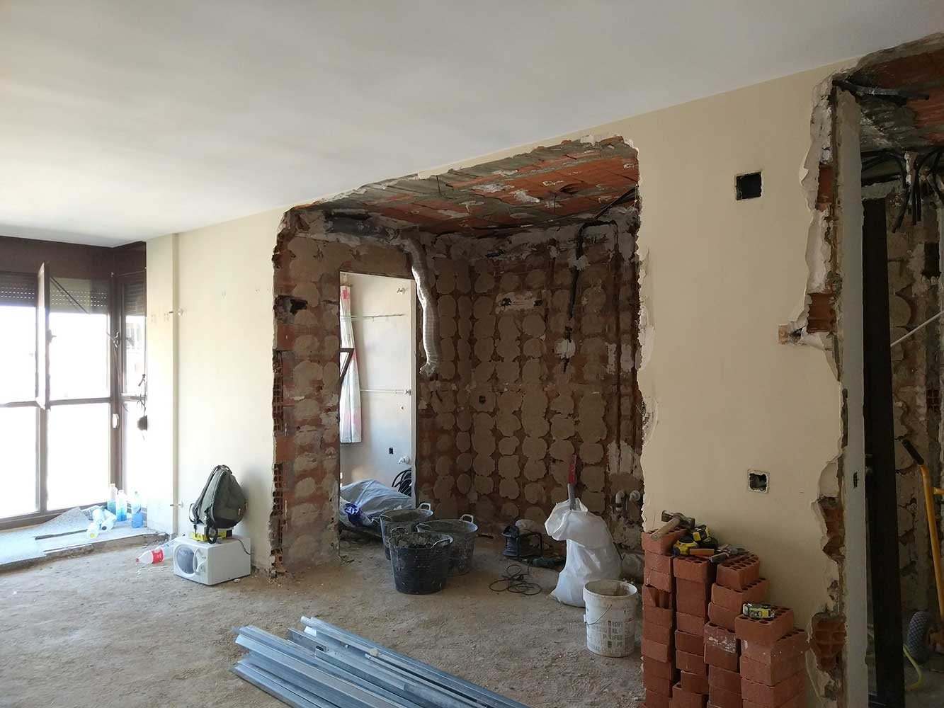 Trabajos de redistribución y apertura de nuevos huecos durante la reforma integral de una vivienda en Las Rosas, Madrid