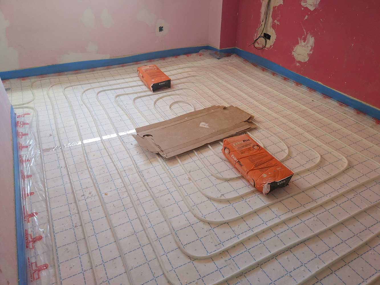 Instalación de suelo radiante durante la reforma integral de una vivienda de 100 m² en Las Rosas, Madrid