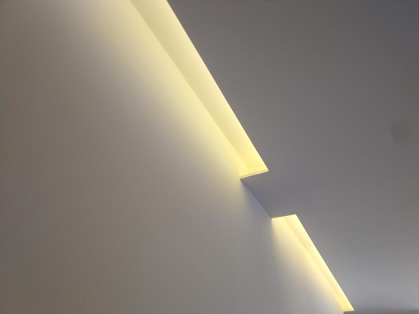 Iluminación indirecta integrada en falso techo durante la ejecución de una reforma integral de vivienda en Las Rosas