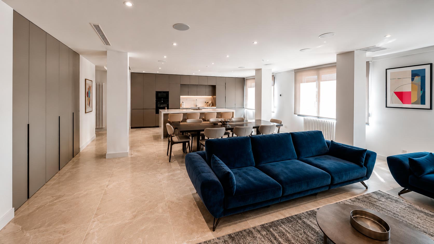 Salón, comedor y cocina integrados después de la reforma integral de una vivienda de 200 m² en Jorge Juan, Barrio de Salamanca