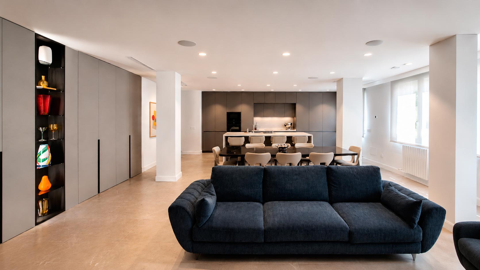 Resultado construido del salón, comedor y cocina de más de 70 m² tras la reforma integral en Jorge Juan, Madrid