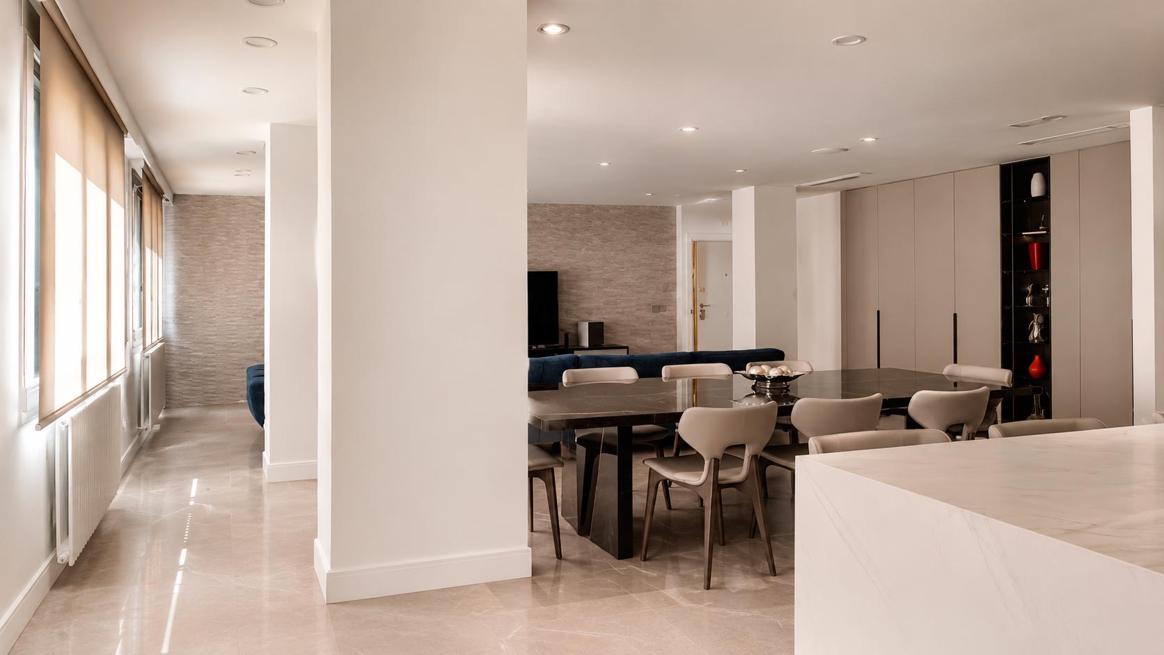 Vista desde la cocina hacia comedor y salón terminados en reforma integral de vivienda en Jorge Juan, Barrio de Salamanca, Madrid