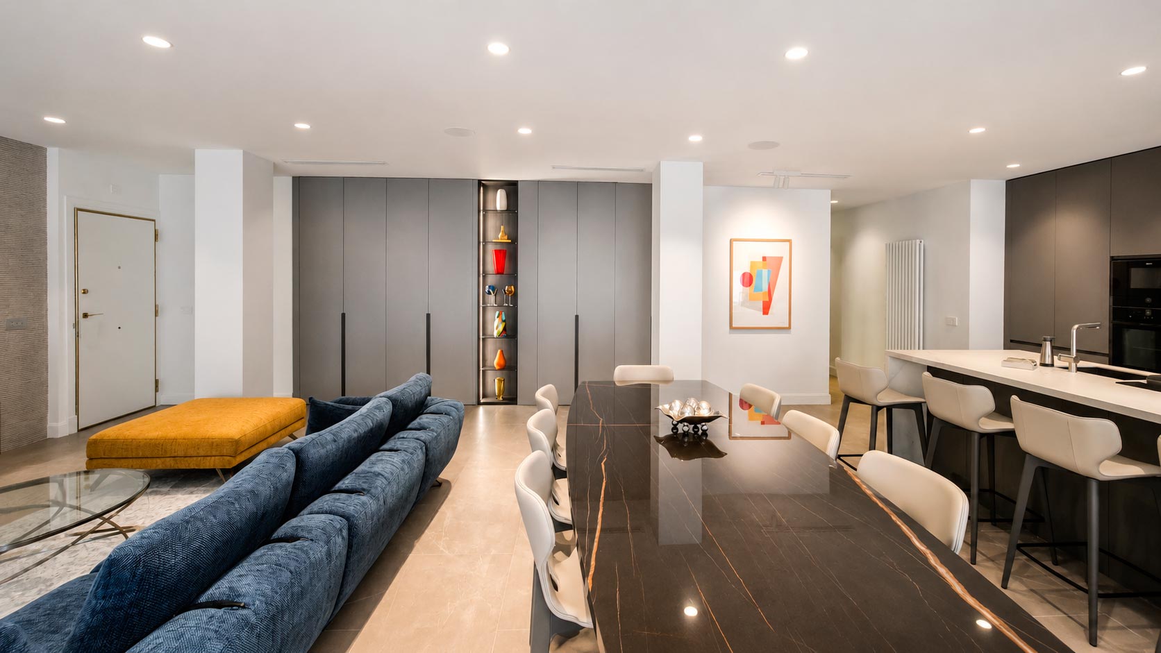 Salón comedor y cocina vistos como una única zona de día después de la reforma integral de 200 m² en Jorge Juan, Madrid