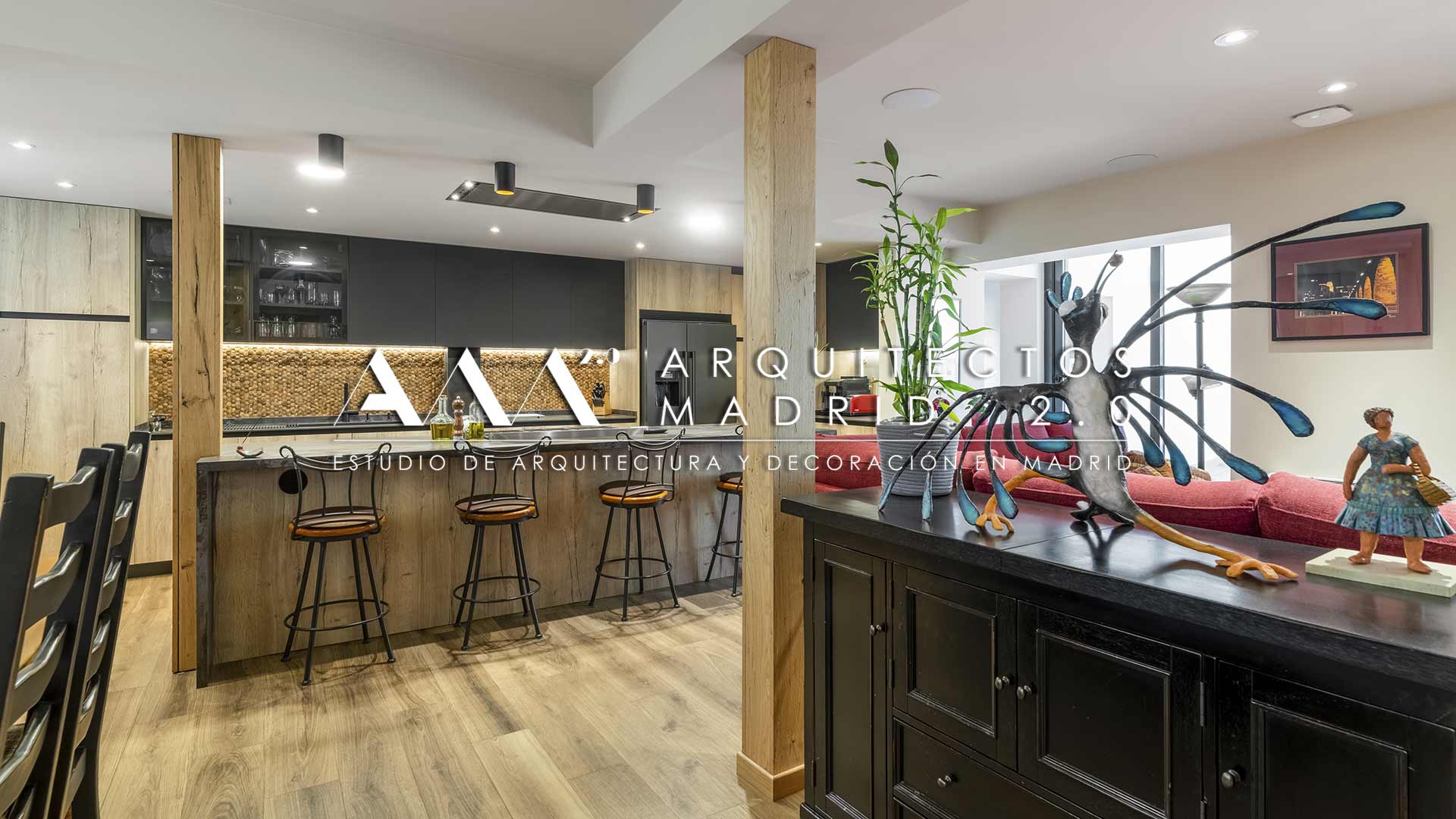 Cocina reformada en vivienda familiar con madera, blanco e interiorismo de alto nivel