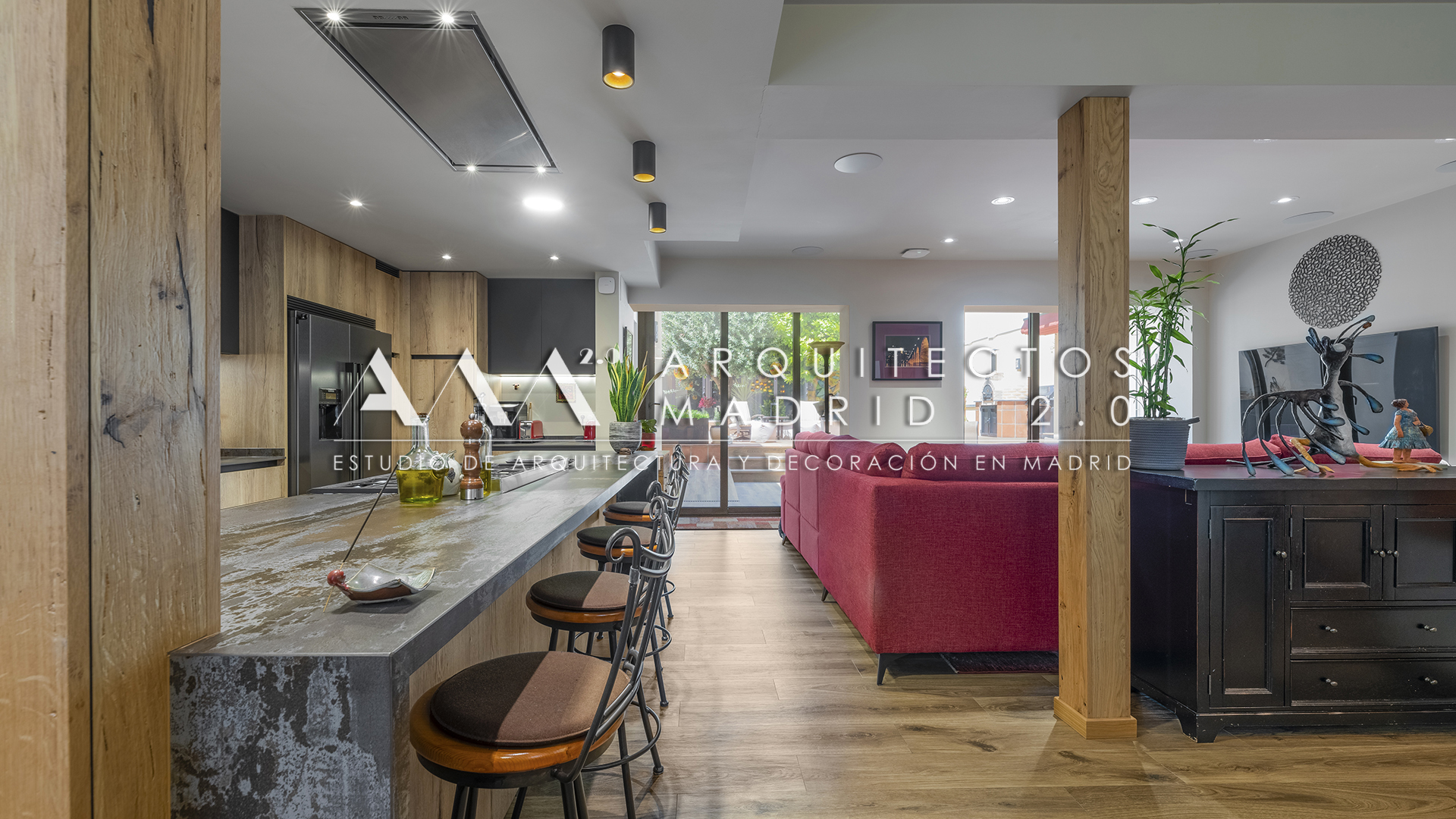 Reforma integral de vivienda familiar en Madrid con cocina abierta, salón comedor e interiorismo contemporáneo