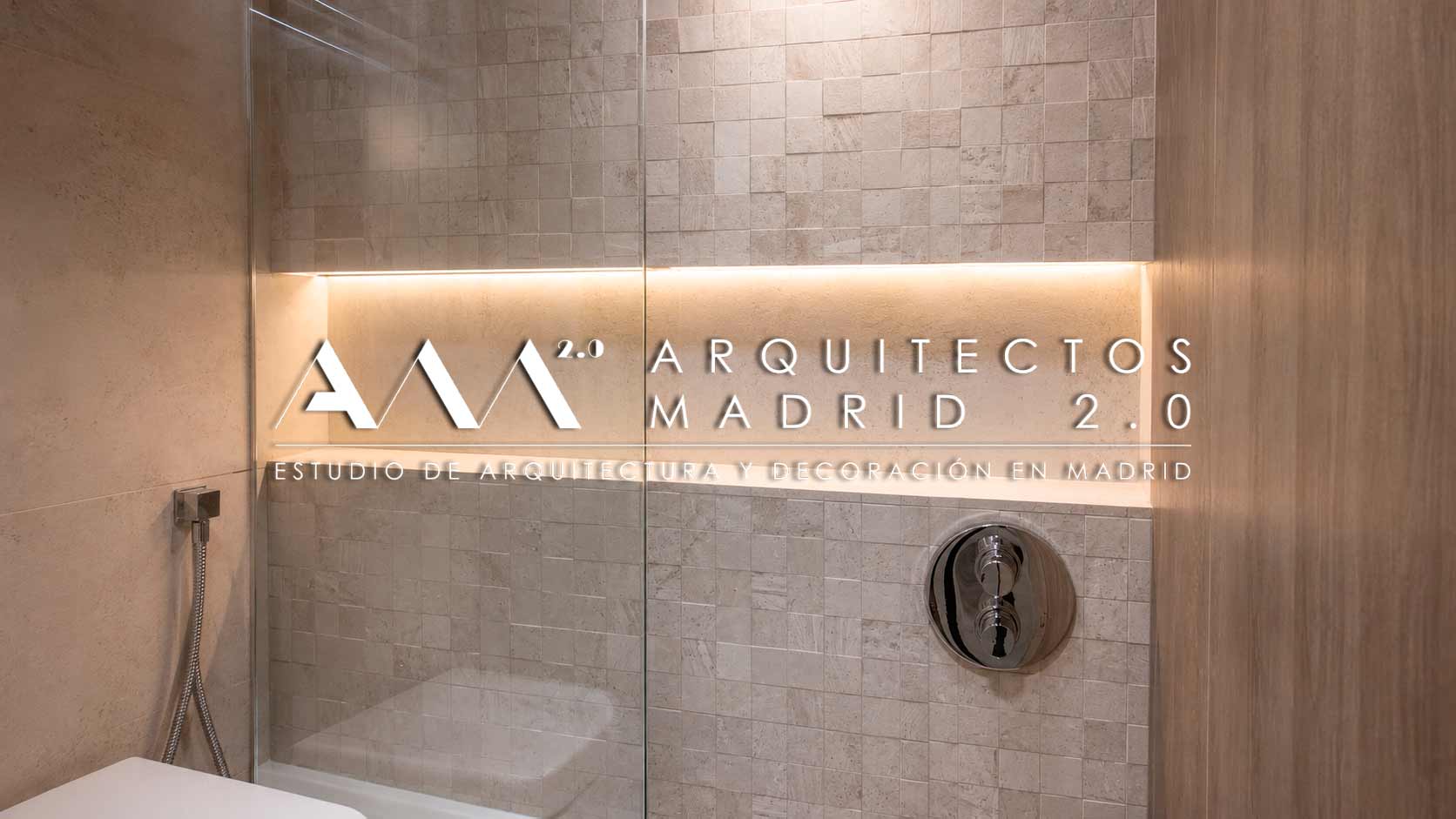 Baño terminado con ducha, hornacina iluminada, grifería empotrada y sanitarios suspendidos tras reforma integral en Retiro, Madrid
