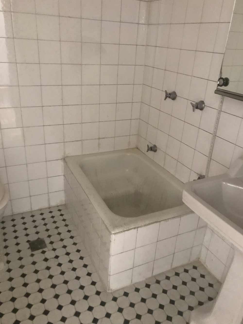 Baño original antes de la reforma integral de la vivienda en Retiro, Madrid