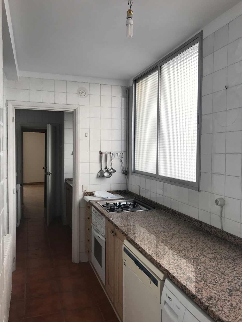 Cocina original longitudinal junto a galería interior antes de la reforma del piso en la Plaza de los Reyes Magos