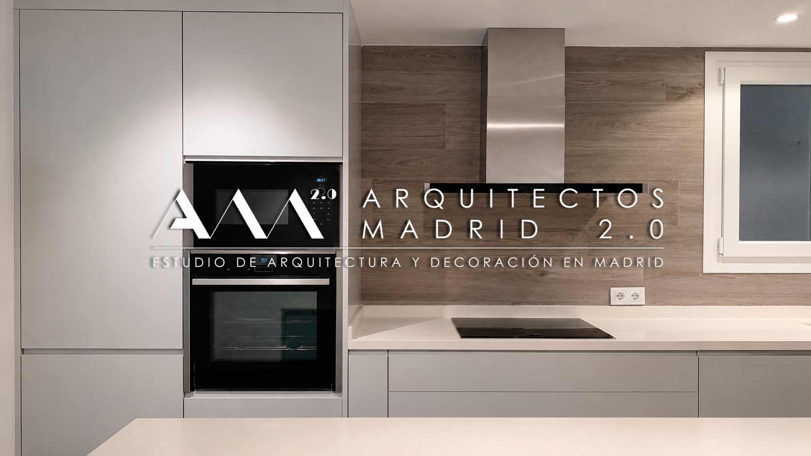 Frente de cocción en madera de cocina Gamadecor durante la reforma integral de una vivienda en Retiro, Madrid