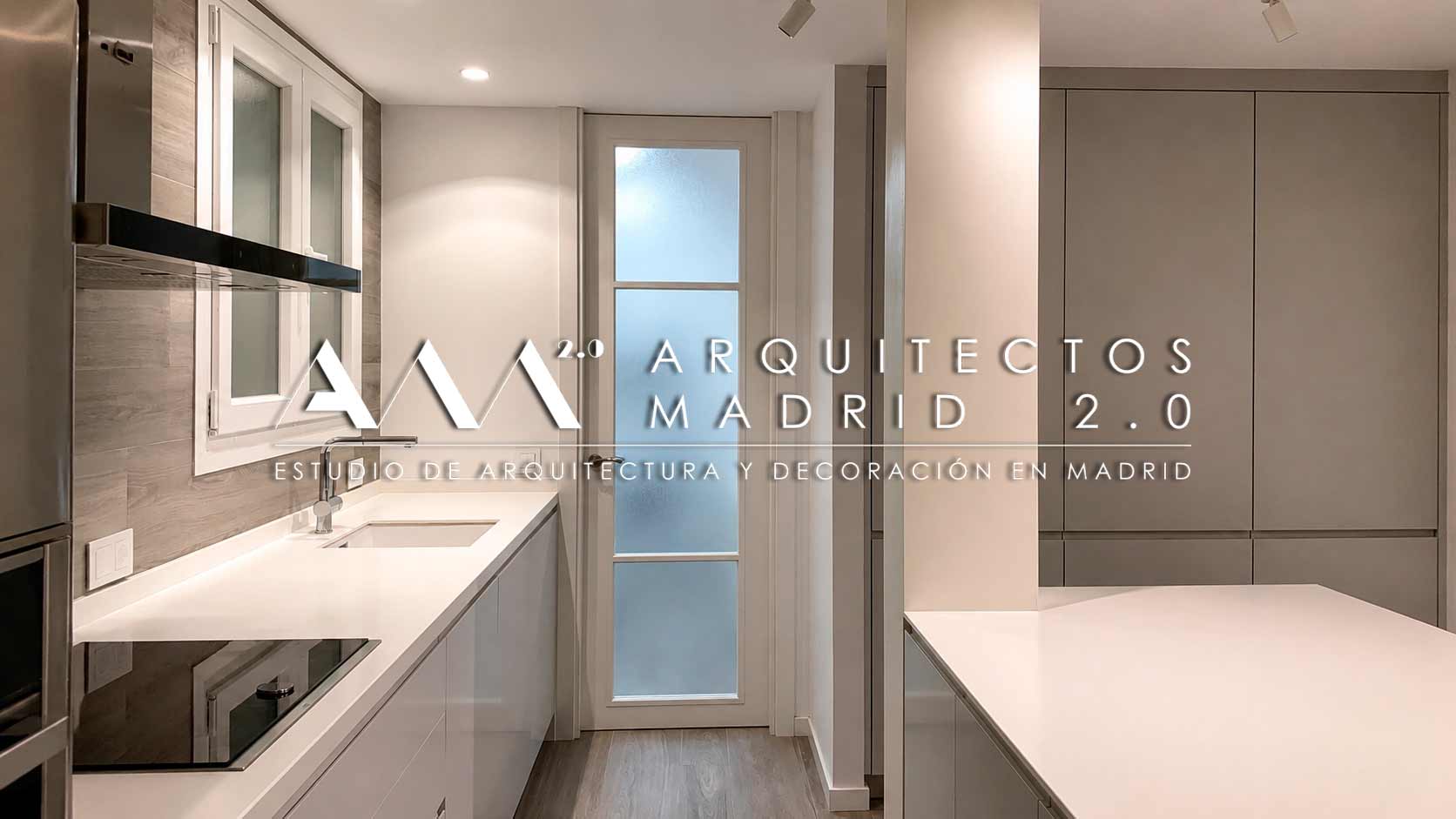 Cocina Emotions de Gamadecor conectada mediante puerta acristalada en la reforma integral de vivienda en Retiro