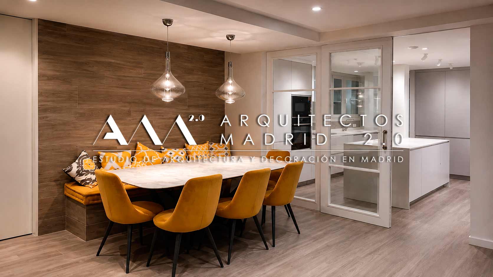 Comedor conectado con la cocina mediante una gran cristalera tras la reforma integral de un piso de 140 m² en Retiro, Madrid