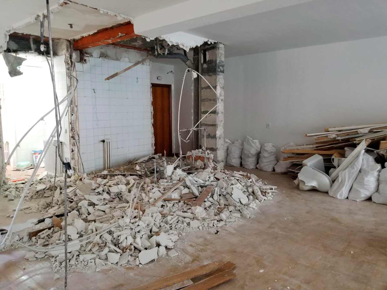 Demolición entre cocina y salón durante la reestructuración integral del piso en Retiro