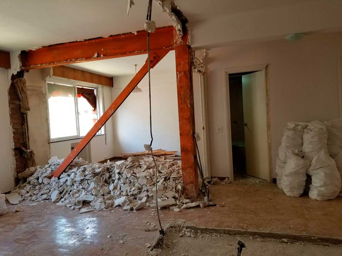 Demolición de tabiques y diferencias de cota del suelo durante la reforma integral de un piso de 140 m² en Retiro, Madrid