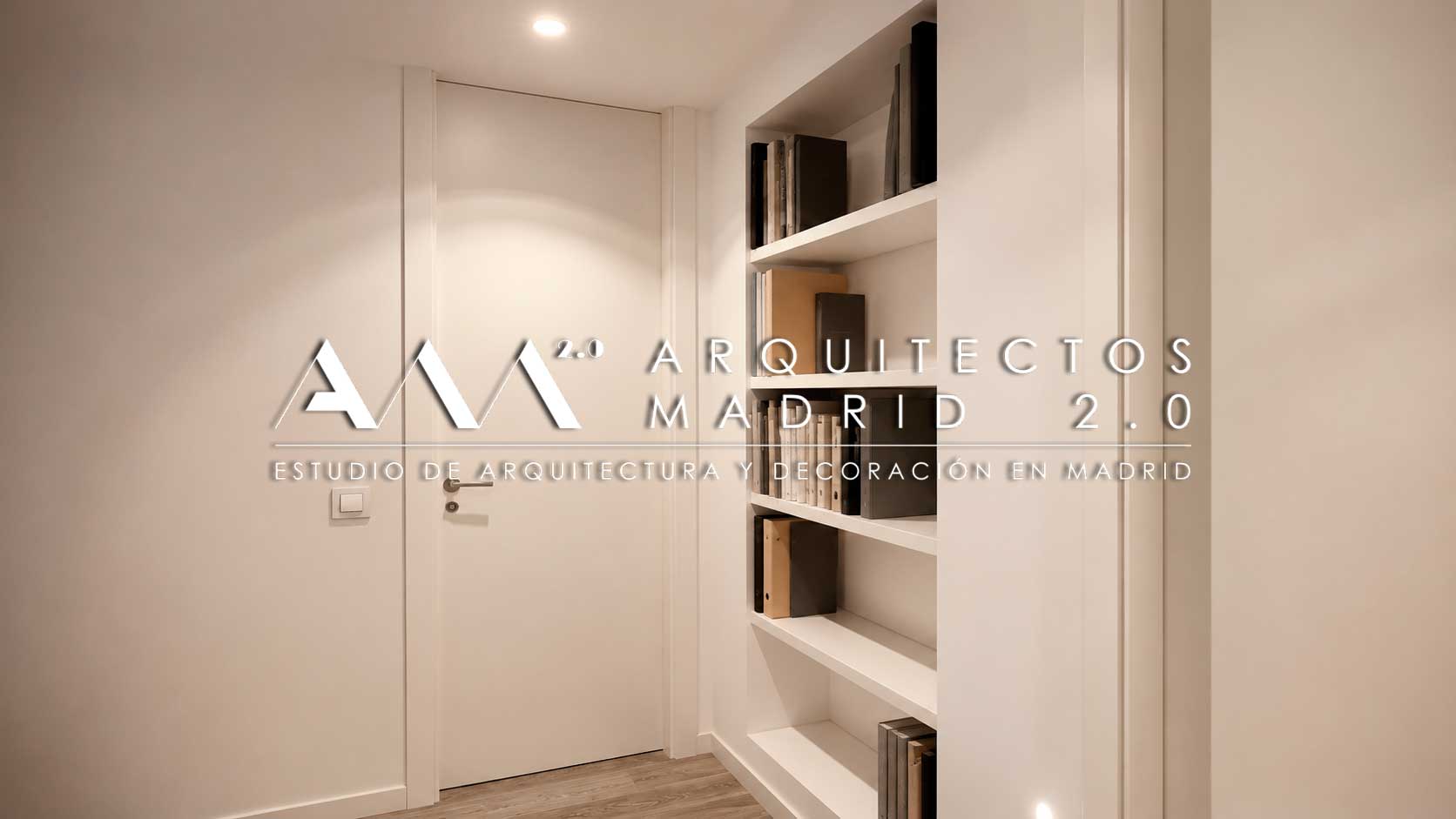 Distribuidor con librería a medida en reforma integral de vivienda de 140 m² en Retiro, Madrid