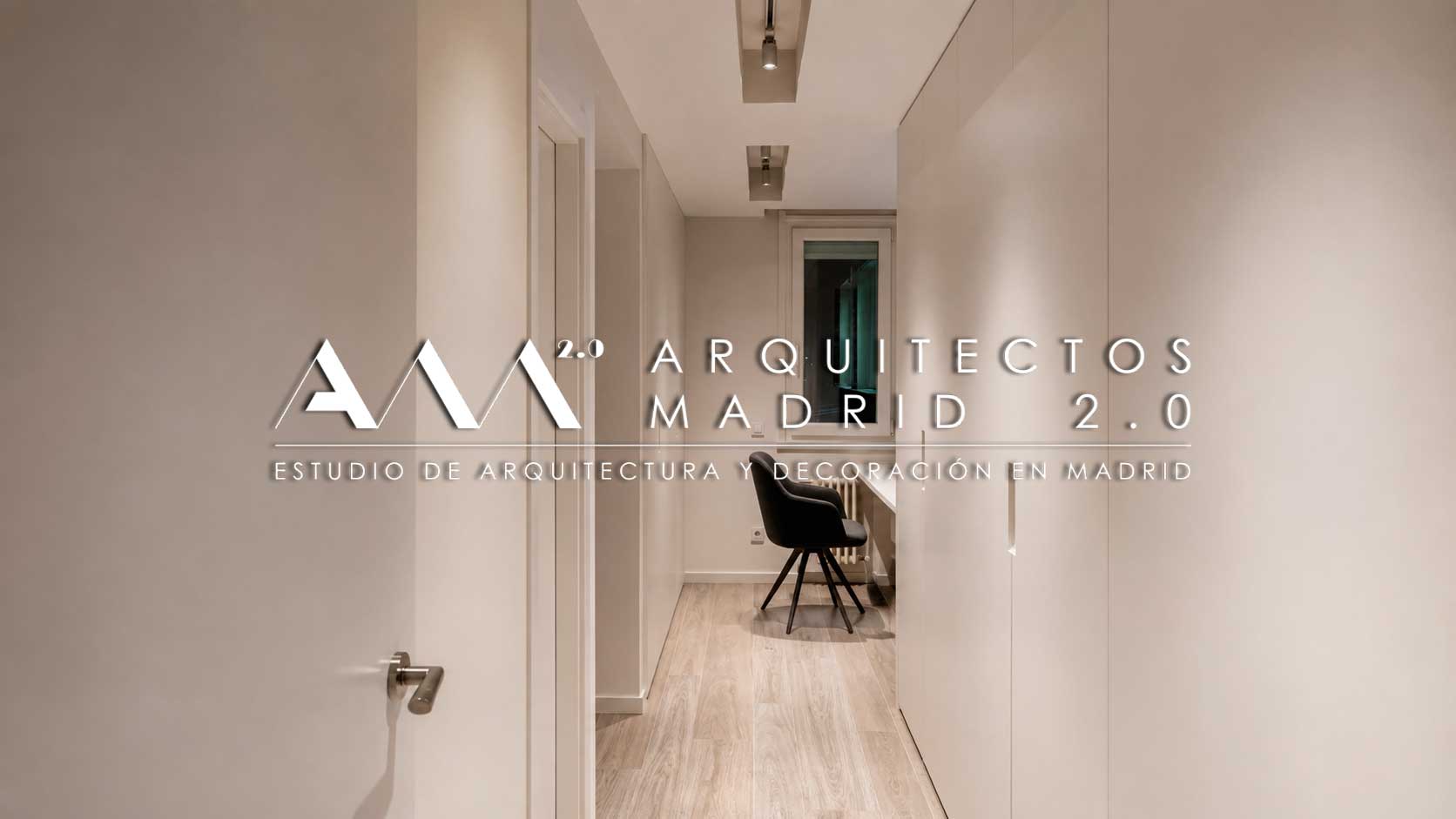 Distribuidor con puertas enrasadas tras la reforma integral de un piso en Retiro, Madrid