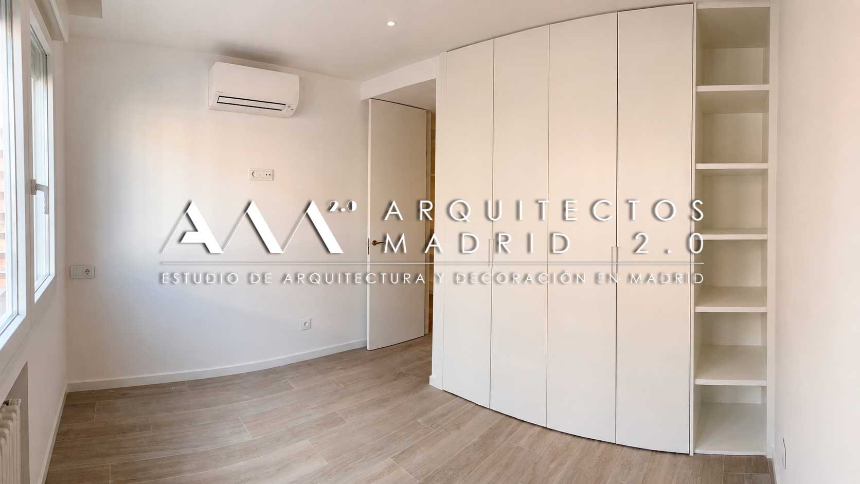 Armario esquinero a medida en dormitorio de vivienda reformada de 140 m² en Retiro, Madrid