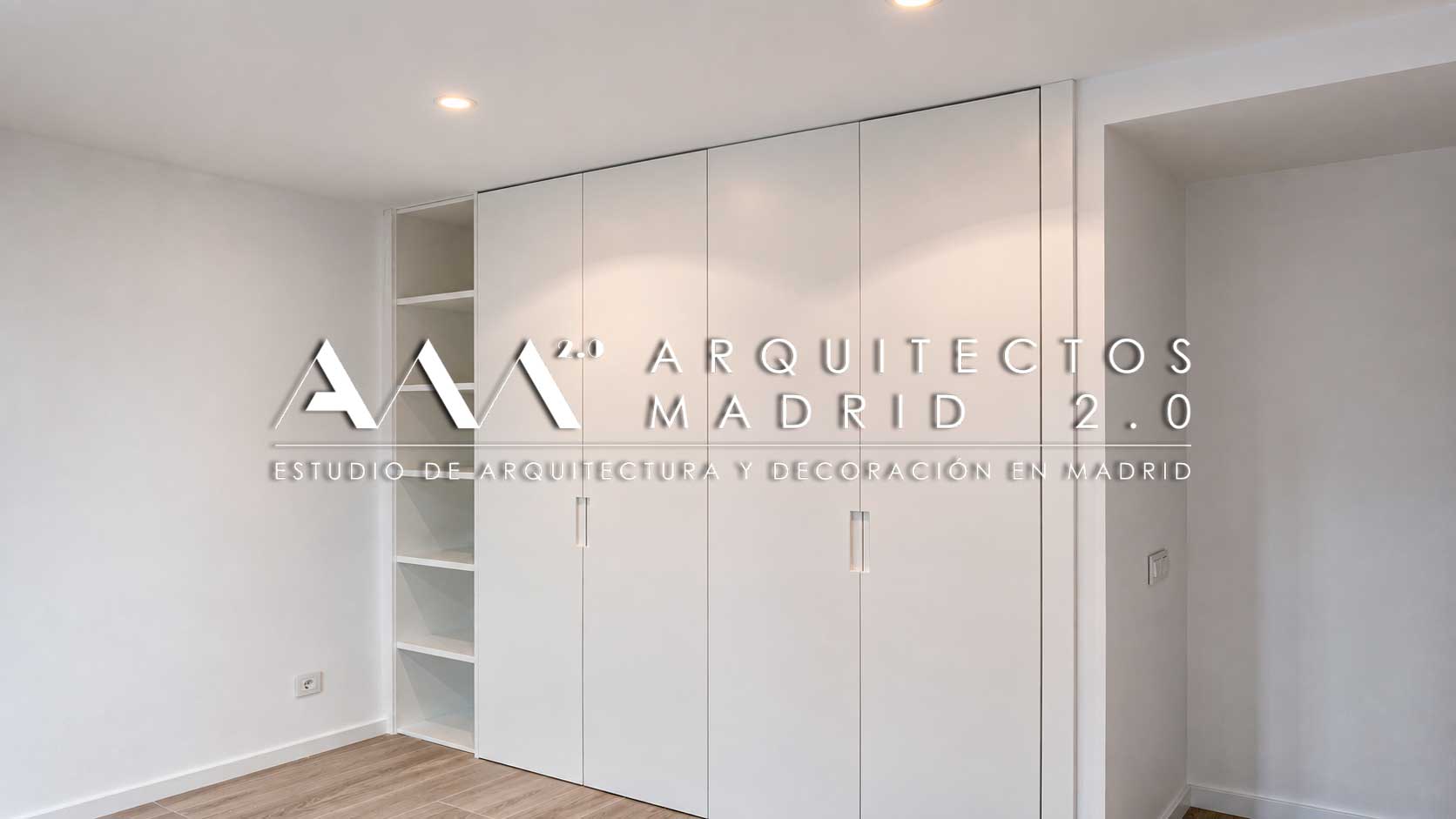 Dormitorio con armarios blancos integrados tras la reforma integral de vivienda en Plaza de los Reyes Magos, Retiro