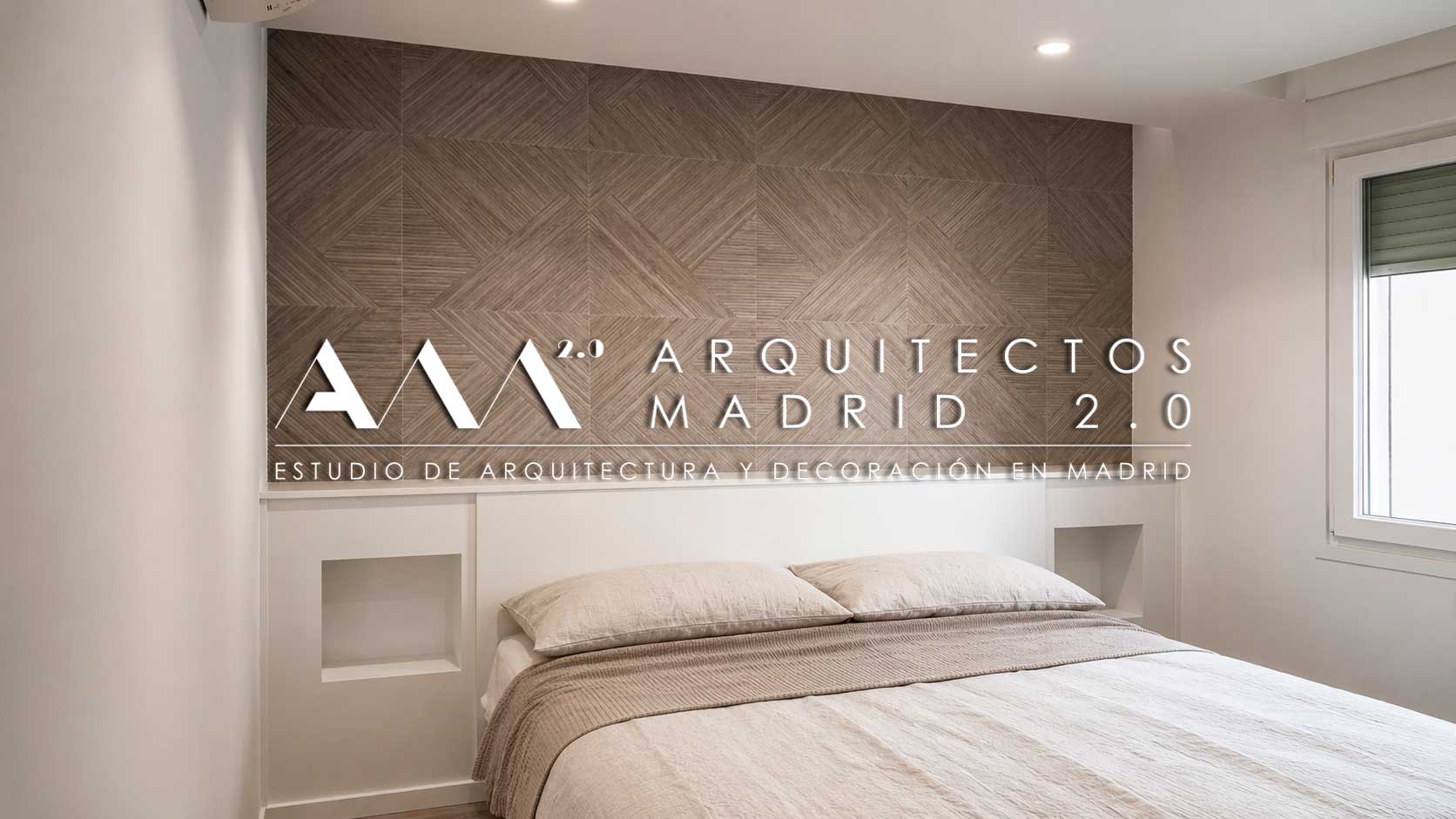 Dormitorio con cabecero de madera tras la reforma integral del piso de 140 m² en Retiro, Madrid