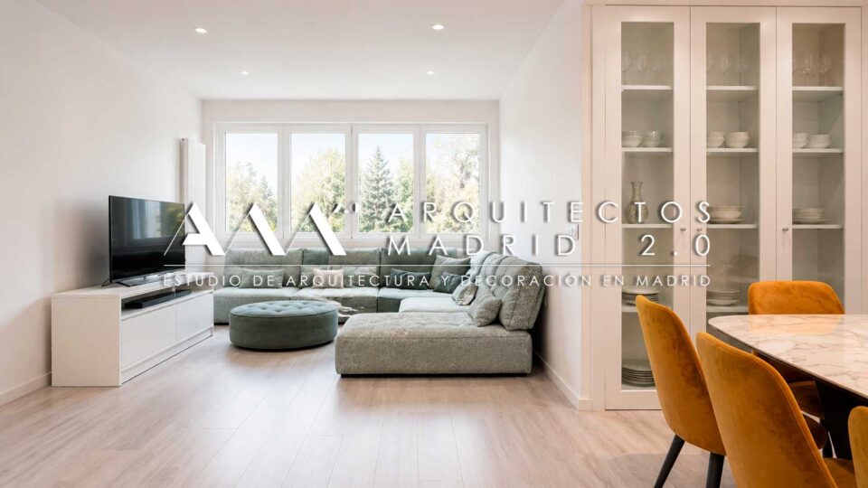 reforma-integral-vivienda-plaza-reyes-magos-retiro-salon-comedor-abierto-sofa-verde-estilo-contemporaneo