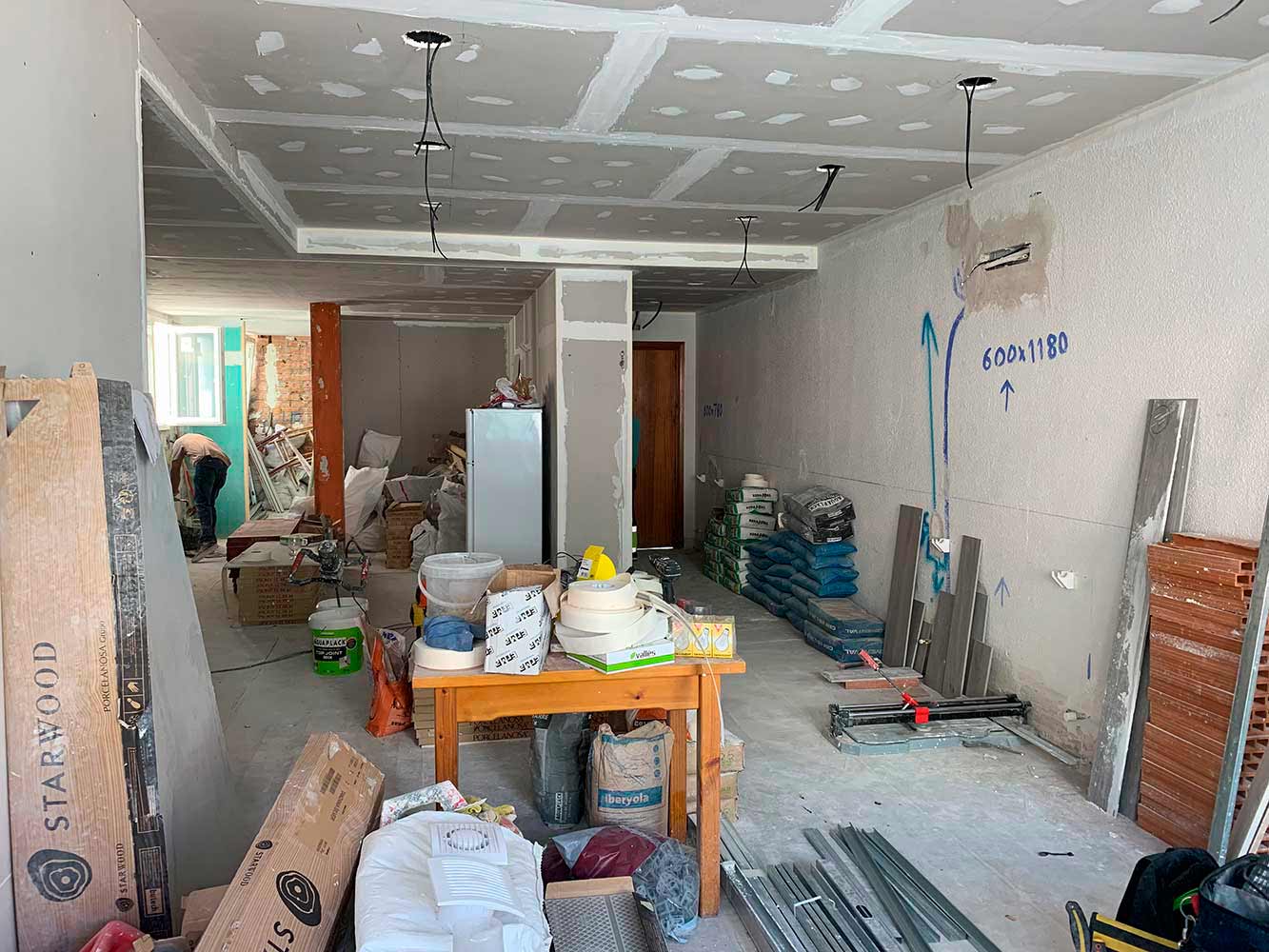 Falsos techos e instalaciones durante la reforma integral del salón comedor en Retiro, Madrid