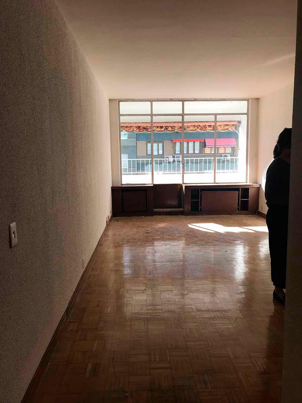 Estado previo del salón antes de la reforma integral del piso de 140 m² en Retiro, Madrid