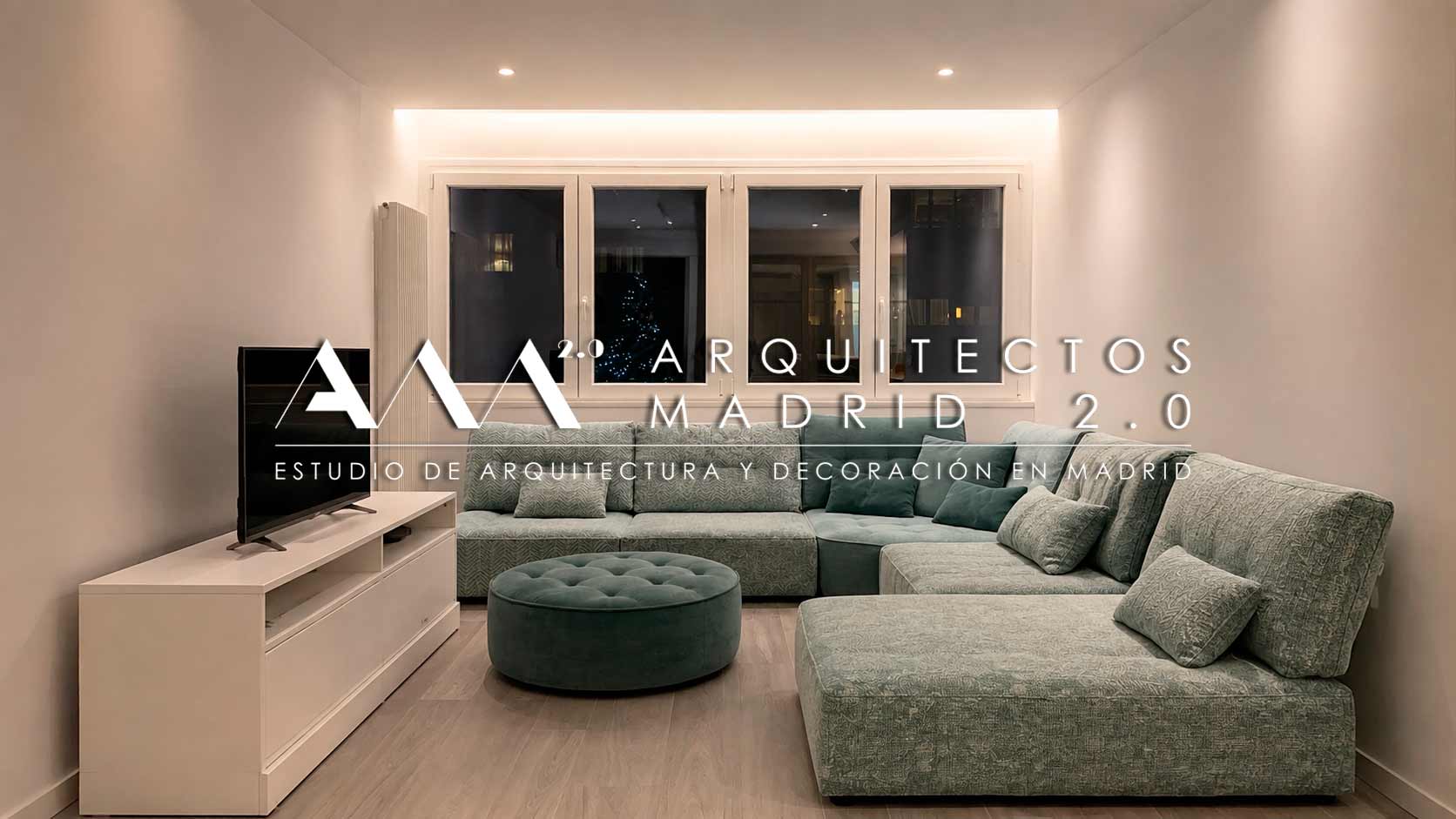 Salón con sofá modular verde después de la reforma integral del piso de 140 m² en Retiro, Madrid