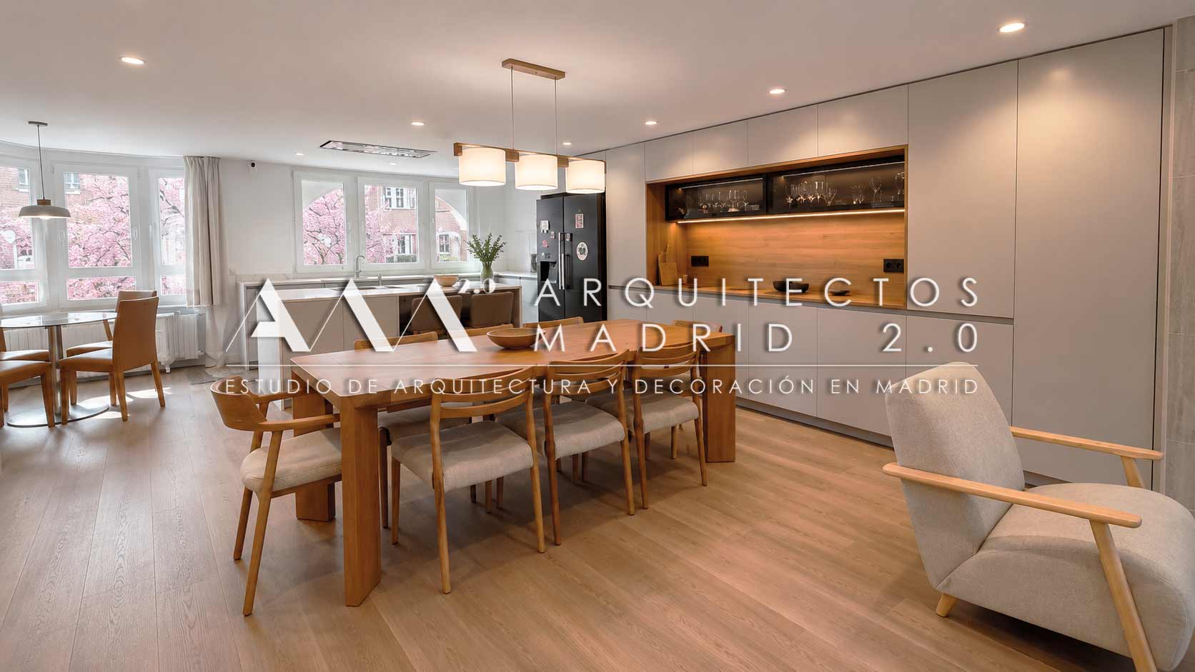 Cocina contemporánea con isla y almacenamiento integrado en una vivienda unifamiliar