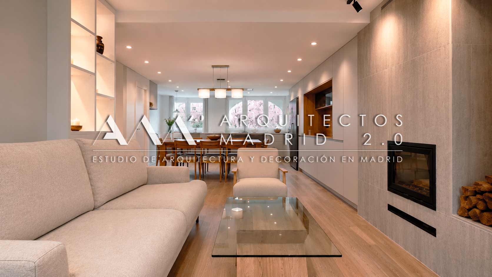 Salón contemporáneo reformado con grandes aperturas y mobiliario integrado