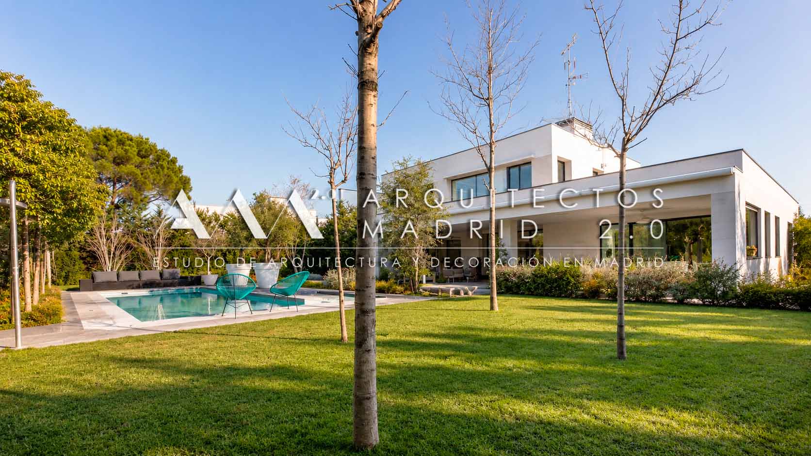 Vivienda unifamiliar reformada con fachada contemporánea, jardín y piscina