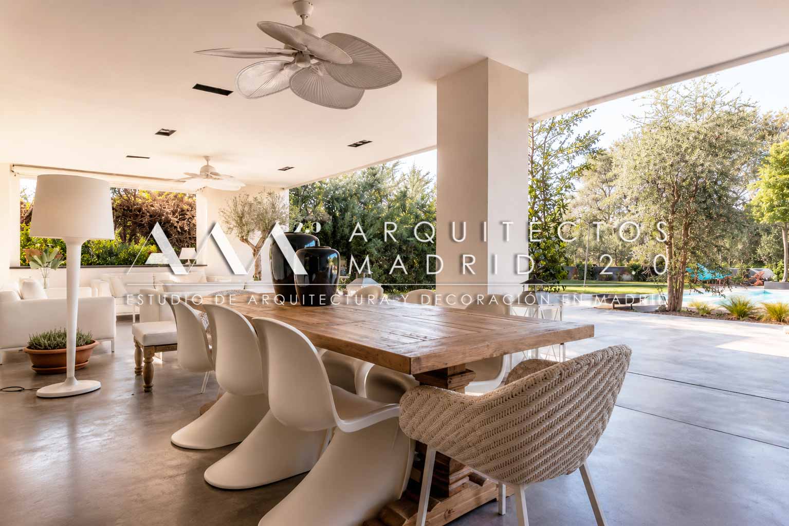 Porche y comedor exterior de una vivienda unifamiliar reformada en Boadilla del Monte