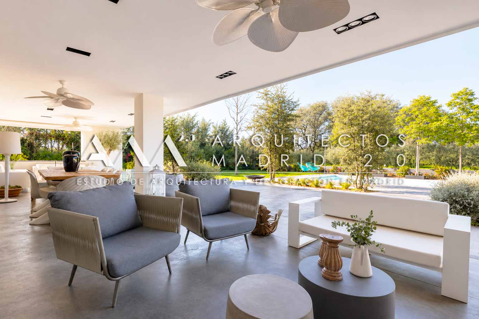 Terraza cubierta, salón exterior y piscina en una vivienda unifamiliar