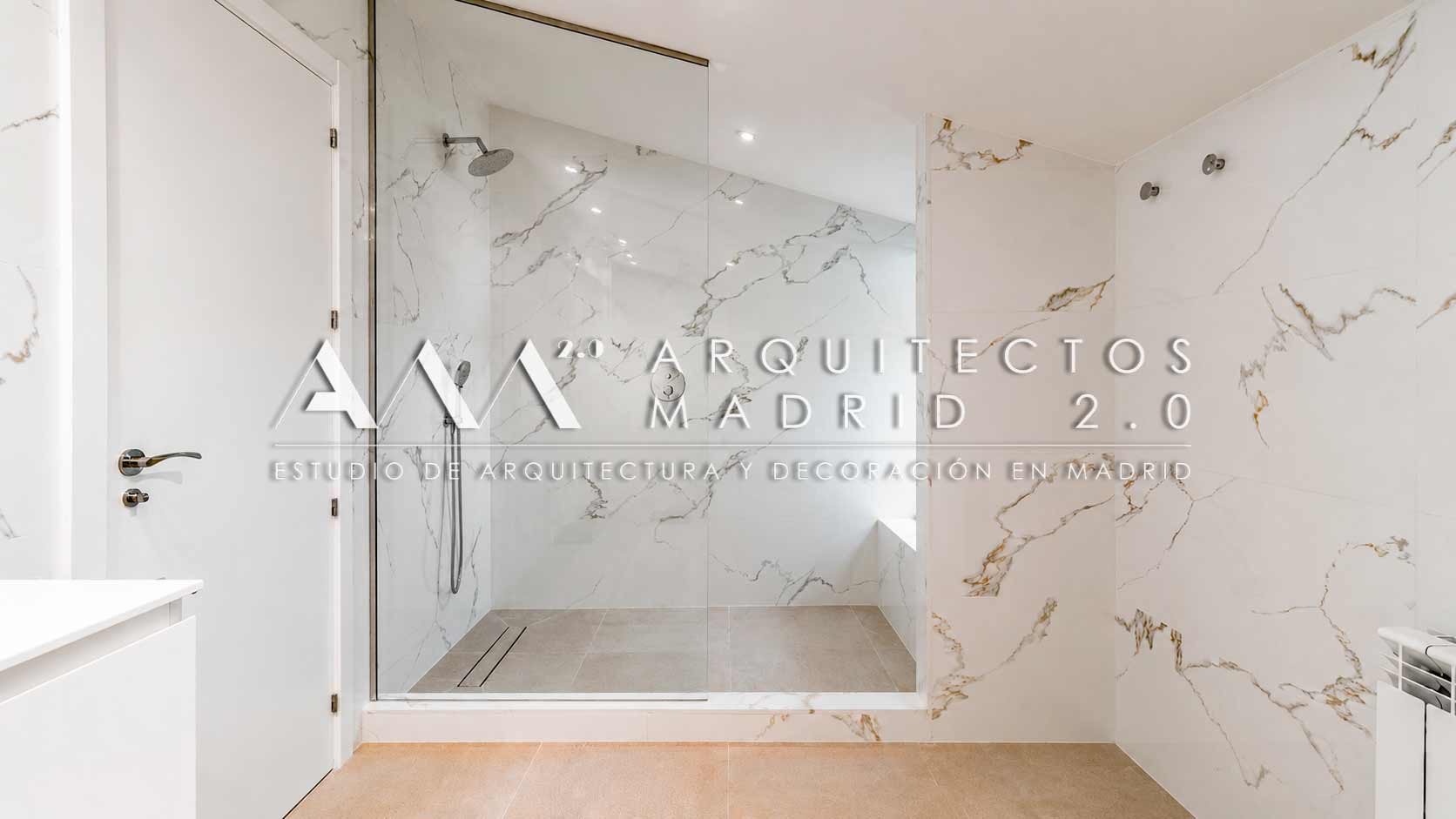 Baño revestido en mármol con ducha integrada en chalet reformado en Majadahonda