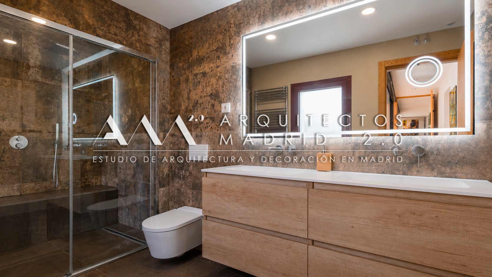 Baño con ducha, lavabo doble, madera y revestimientos marrones en vivienda unifamiliar rehabilitada