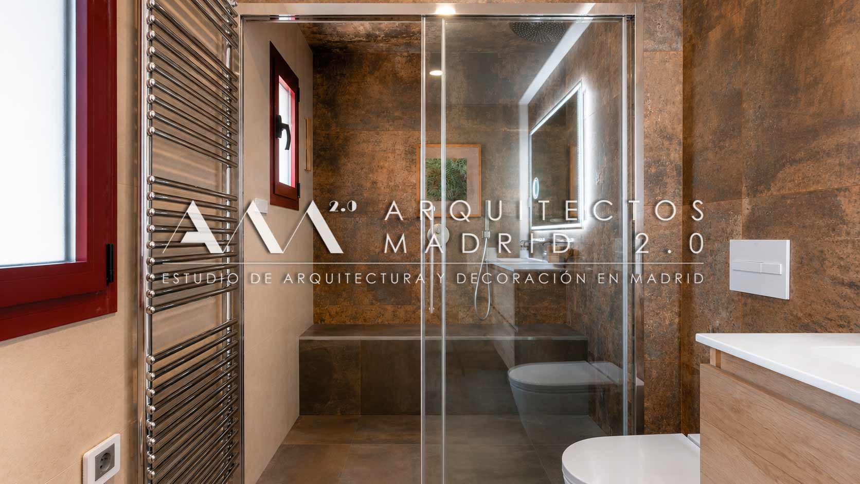 Baño con ducha, revestimientos marrones y mueble de lavabo de madera en vivienda unifamiliar rehabilitada