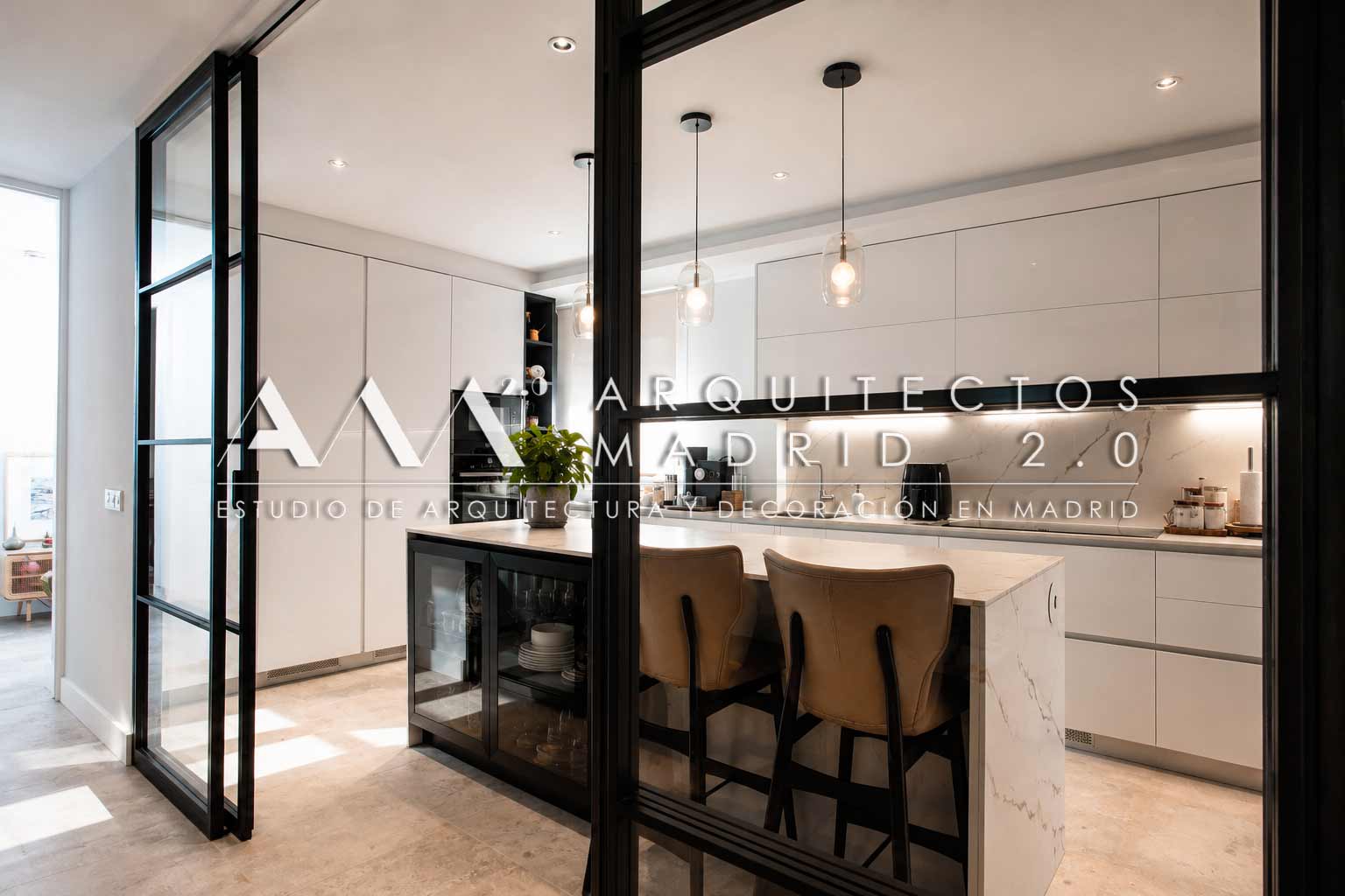 Detalle de cocina en reforma integral con encimera, iluminación integrada, instalaciones, interiorismo y calidades que influyen en el presupuesto