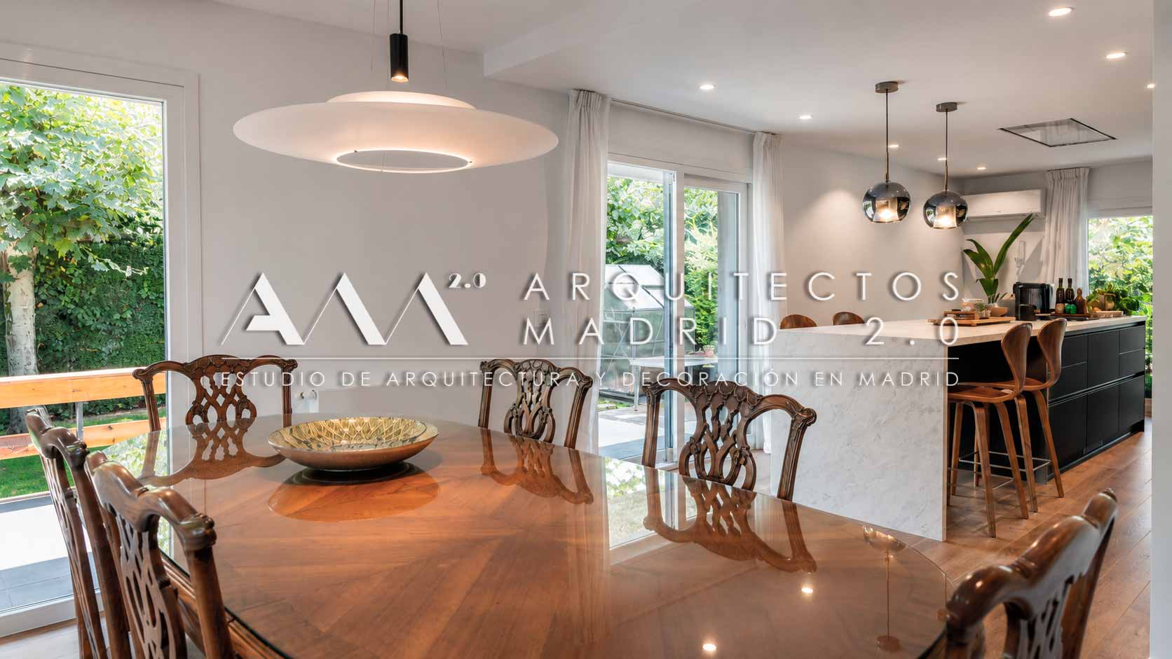 Comedor conectado con cocina abierta en reforma integral de chalet en Majadahonda