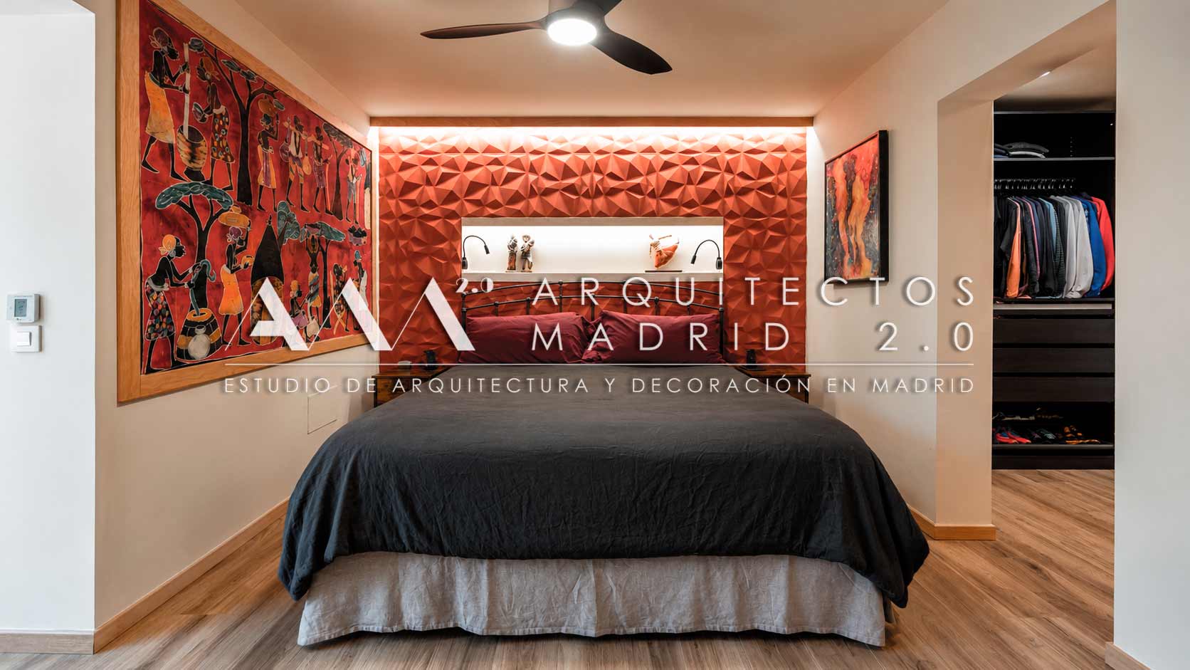Dormitorio con cabecero rojo y armario abierto en rehabilitación integral de vivienda unifamiliar