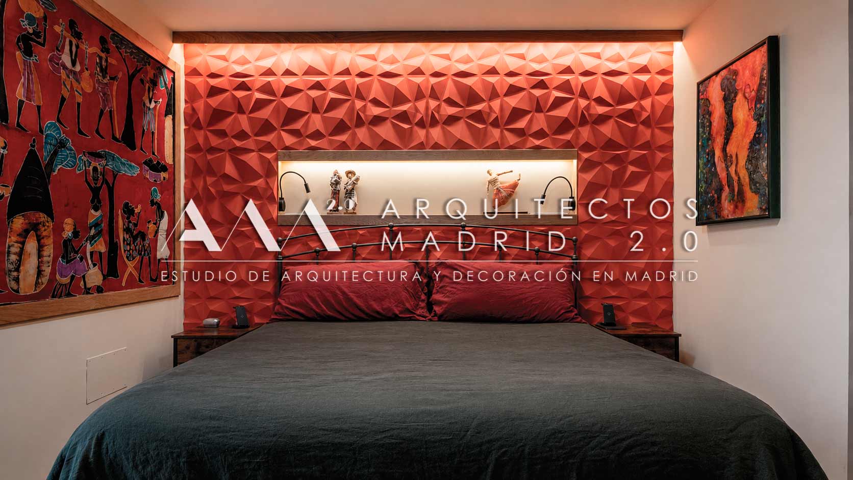 Dormitorio con cabecero rojo e iluminación integrada en vivienda unifamiliar rehabilitada en Madrid