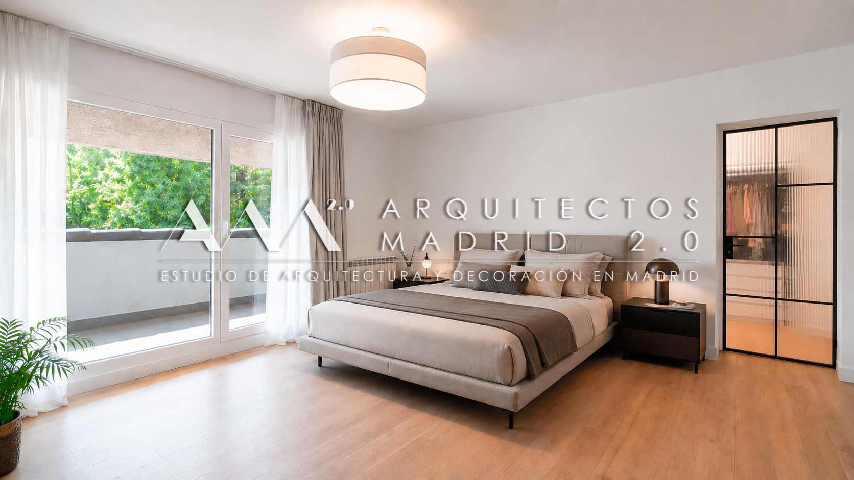 Dormitorio principal con ventanal, armario y luz natural en chalet reformado en Majadahonda
