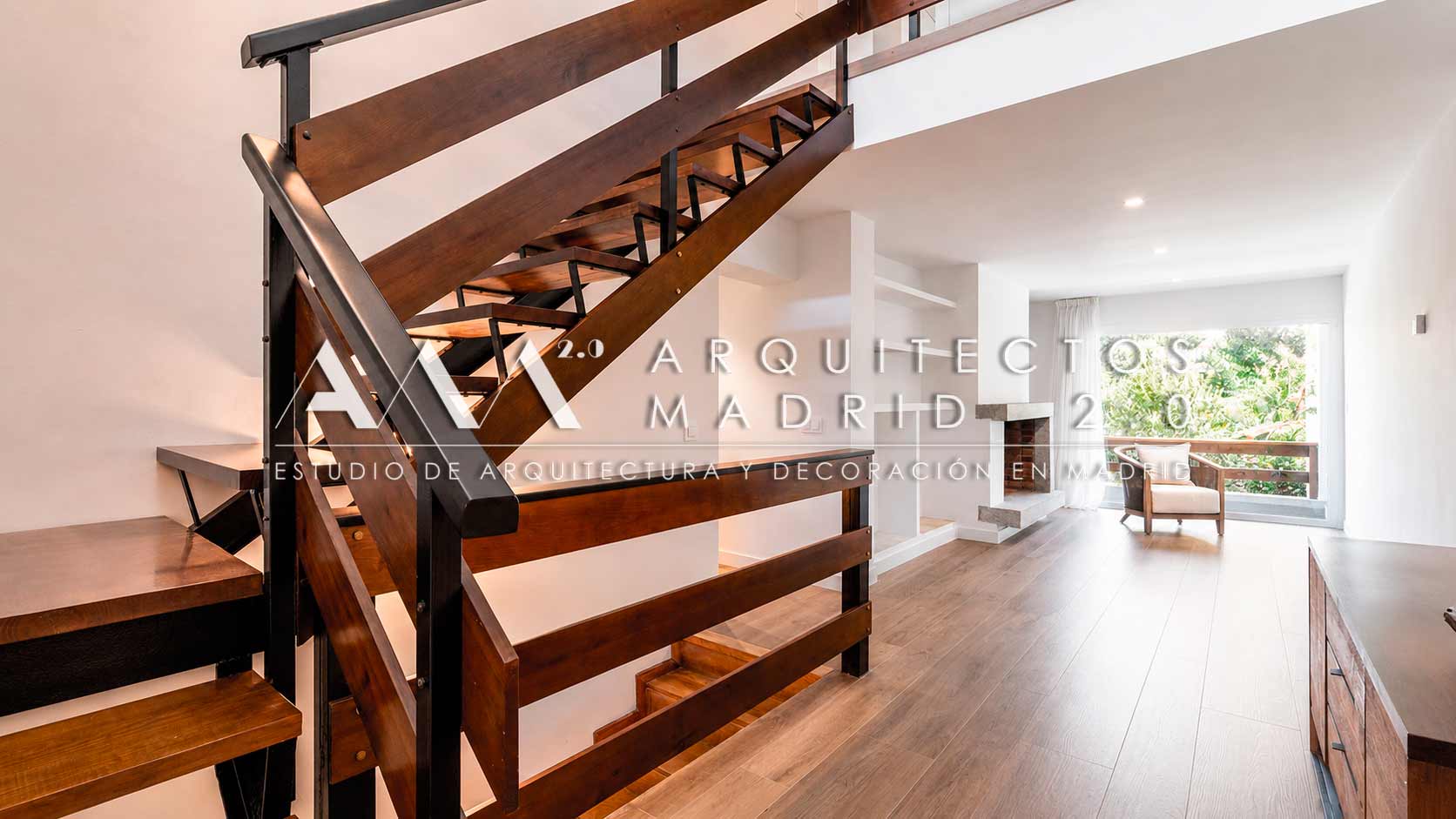 Escalera de madera y metal conectada visualmente con el salón en reforma integral de chalet en Majadahonda