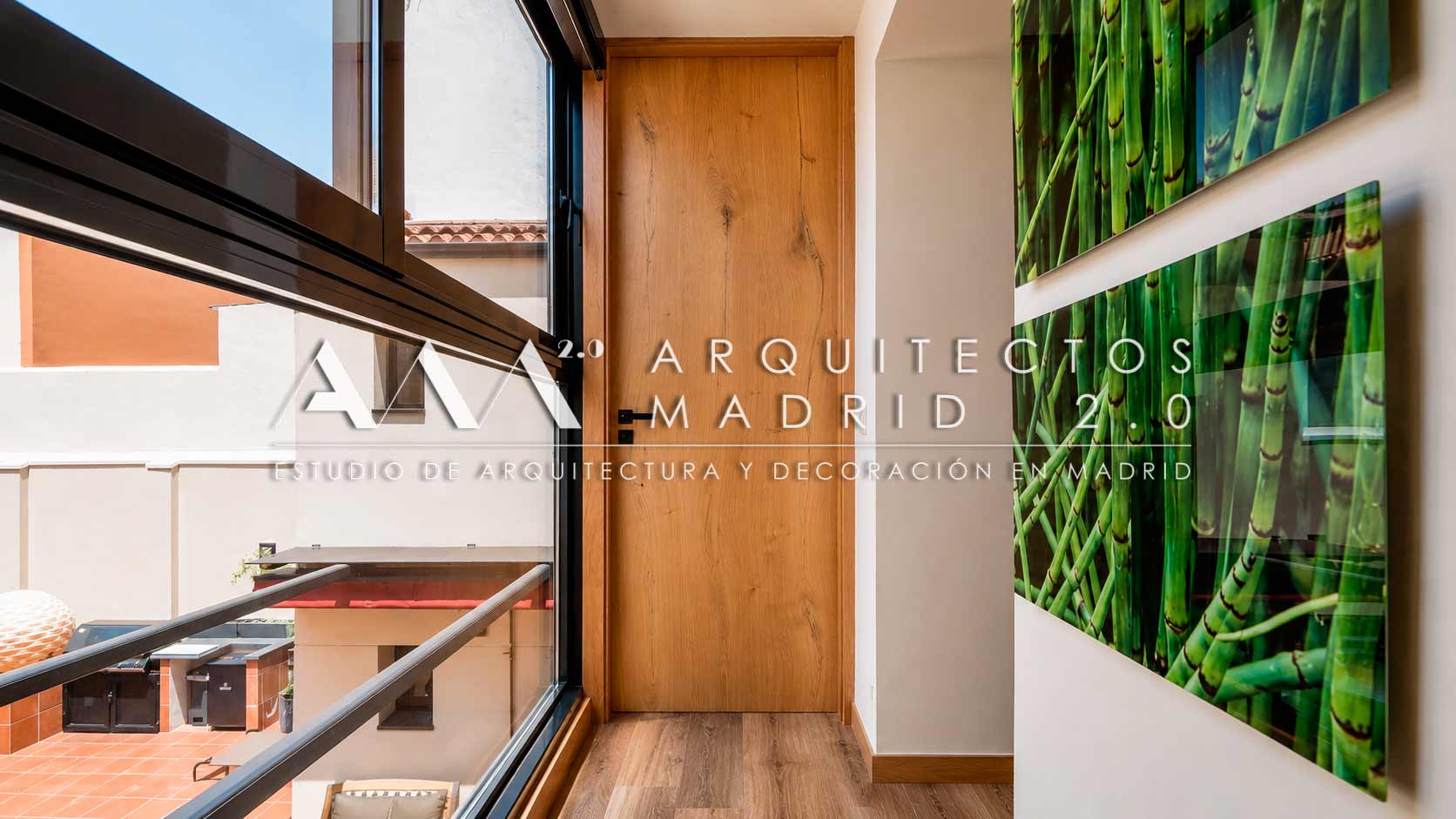 Galería interior con puerta de madera y jardín vertical junto al patio de la vivienda