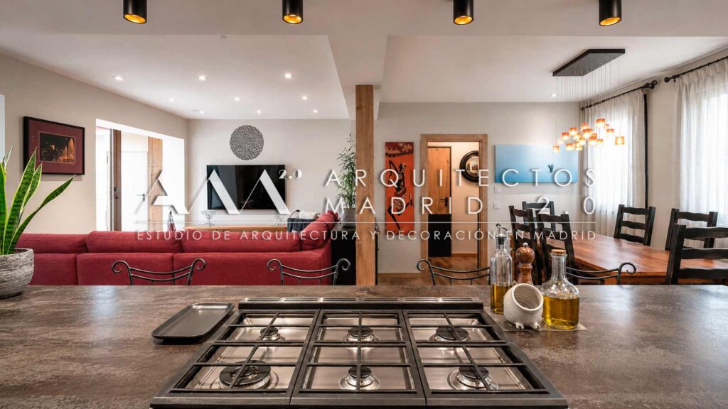 reforma-vivienda-unifamiliar-madrid-salon-cocina-rustica-sofa-rojo-41